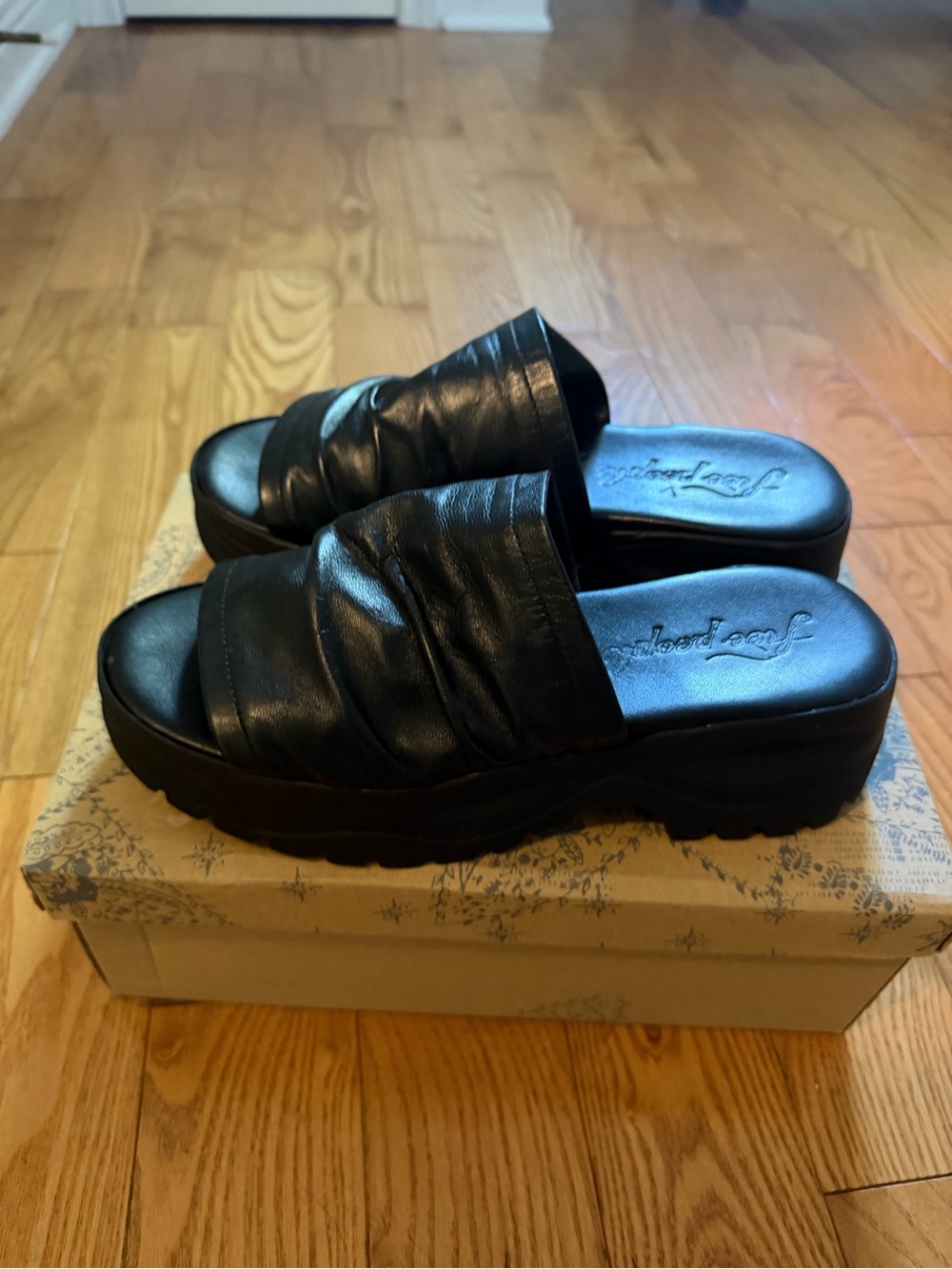 Free People Pool Side Black
Never worn just tried on
